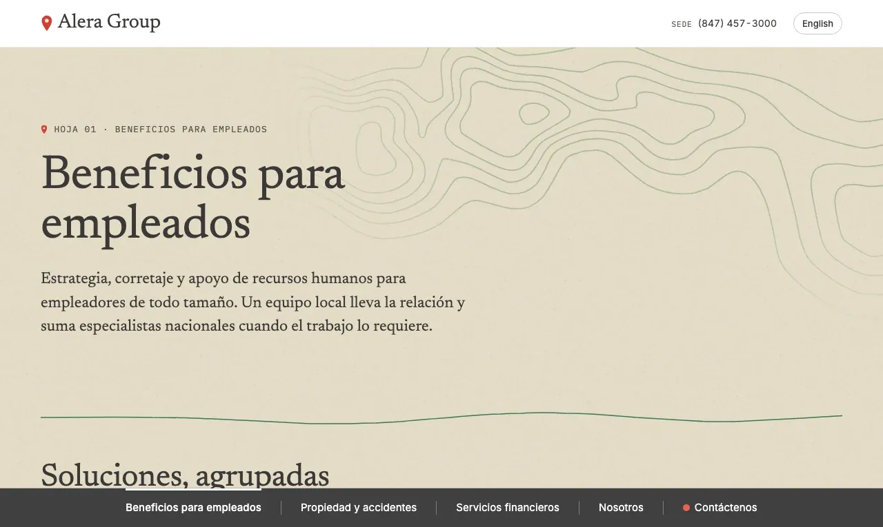 La página de Beneficios para empleados en línea como hoja topográfica: la barra superior blanca, el título Beneficios para empleados y su introducción sobre curvas de nivel tenues, un divisor verde y la barra de navegación color carbón en la parte inferior.