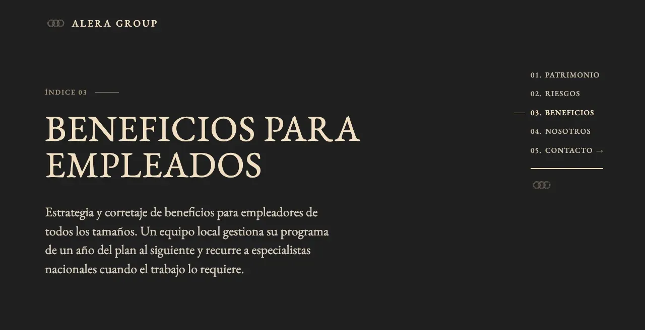 La página de Beneficios para empleados en línea, en negro y hueso: BENEFICIOS PARA EMPLEADOS en grandes mayúsculas con serifa junto al índice numerado, con 03. Beneficios marcado como página actual, sobre la breve introducción de la página.